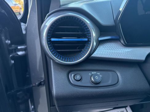 Used 2024 Chevrolet Trax LT w/ LT Convenience Package image 16