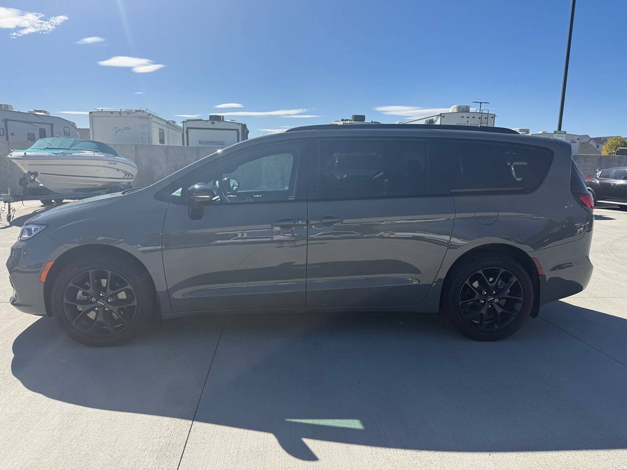 Used 2023 Chrysler Pacifica Limited w/ Uconnect Theater Family Group AWD/4WD image 6