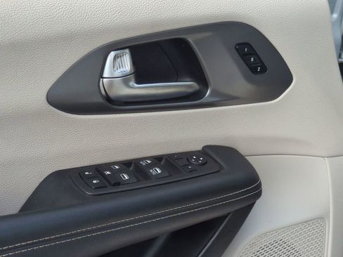 Used 2023 Chrysler Pacifica Touring-L FWD image 23