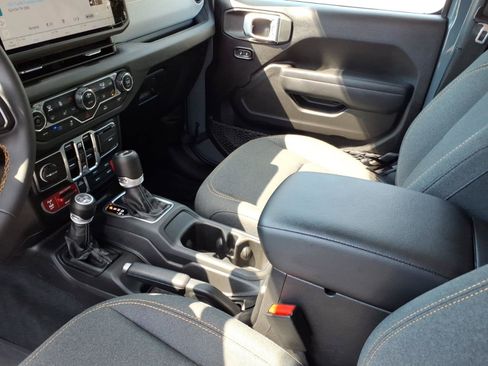 Used 2024 Jeep Wrangler Unlimited AWD/4WD image 23