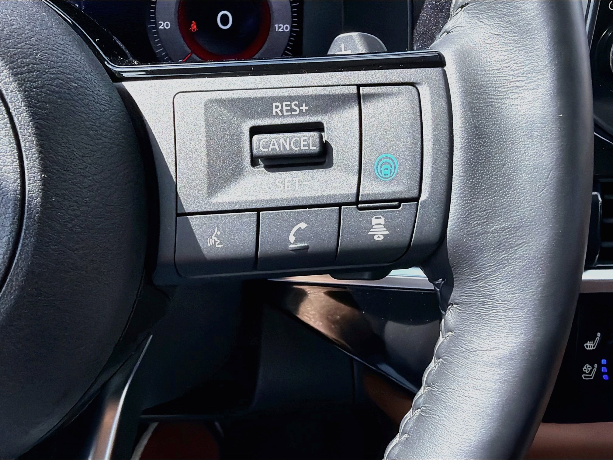 Used 2024 Nissan Pathfinder Platinum FWD image 39