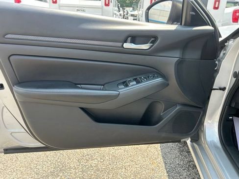 Used 2024 Nissan Altima 2.5 SV FWD image 11