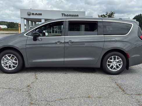 New 2025 Chrysler Pacifica Select image 4