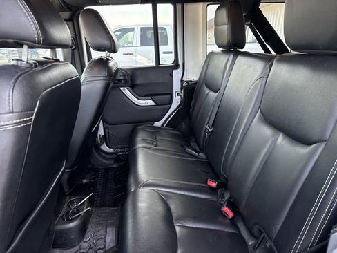 Used 2015 Jeep Wrangler Unlimited Rubicon image 5