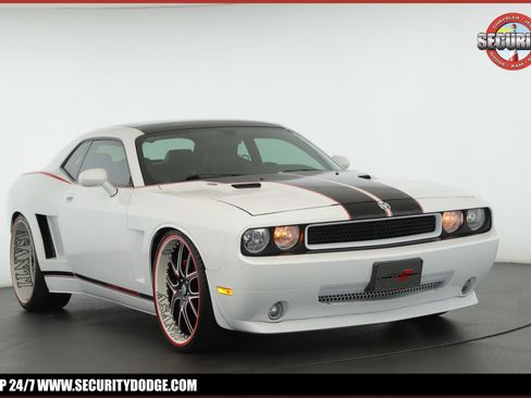 Used 2010 Dodge Challenger R/T image 1
