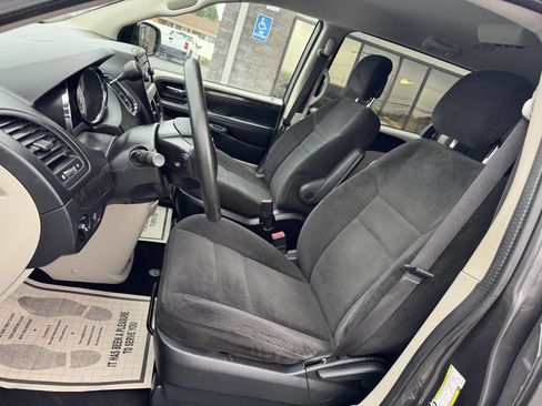 Used 2017 Dodge Grand Caravan SE FWD image 8
