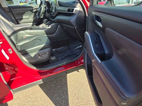 Used 2020 Toyota Highlander XLE image 10