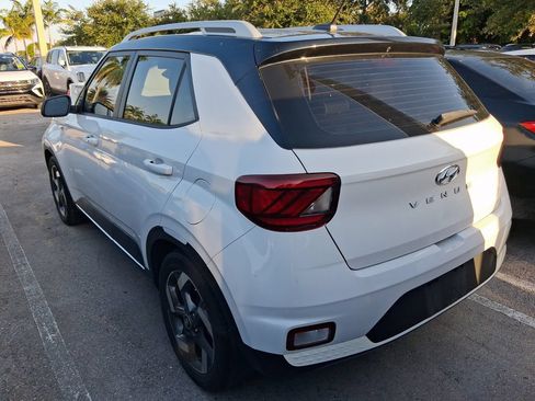 Used 2023 Hyundai Venue Limited FWD image 10