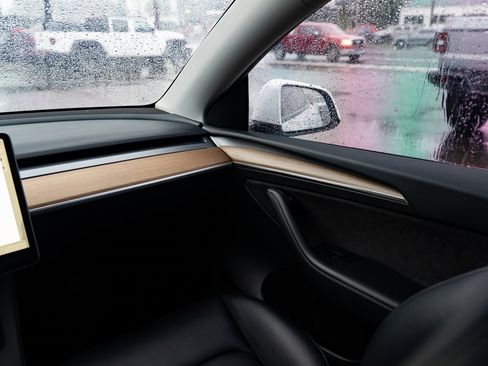 Used 2023 Tesla Model Y Long Range image 10