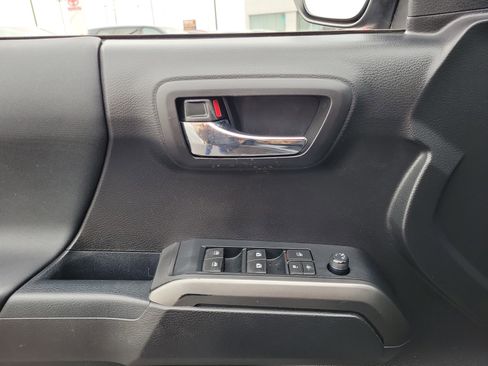 Used 2019 Toyota Tacoma TRD Off-Road w/ Technology Package image 23