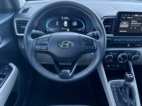 Used 2025 Hyundai Venue Limited image 14