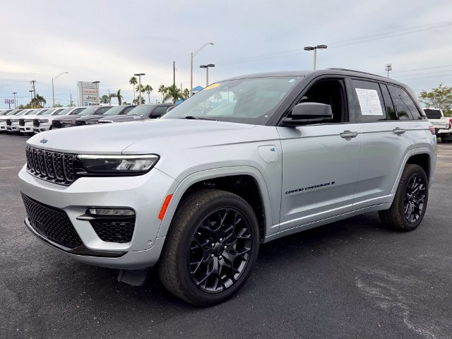 Used 2024 Jeep Grand Cherokee Summit AWD/4WD image 3
