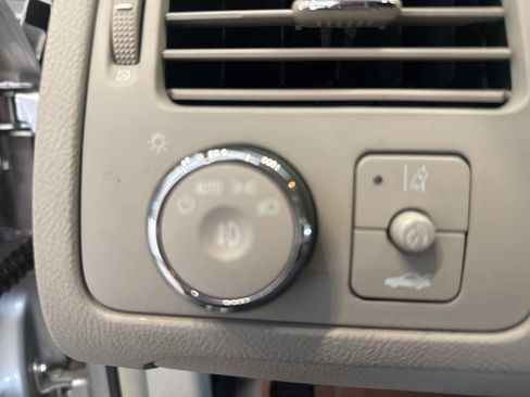 Used 2010 Buick Lucerne CXL image 31