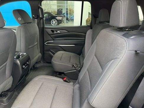 Used 2025 Chevrolet Traverse LT image 18