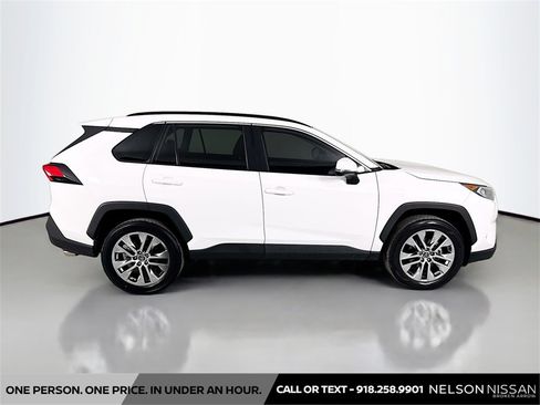 Used 2020 Toyota RAV4 XLE Premium image 4