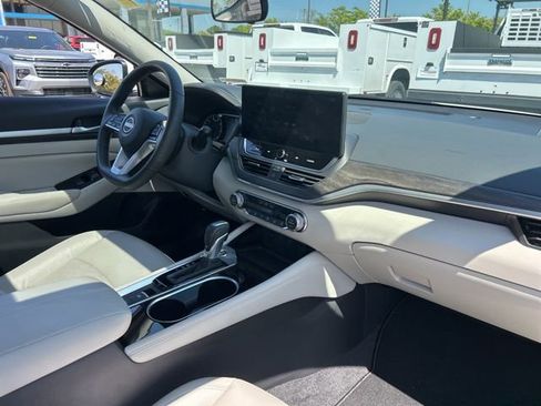Used 2025 Nissan Altima 2.5 SL FWD image 33