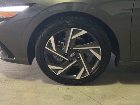 Used 2025 Hyundai Elantra Limited image 36
