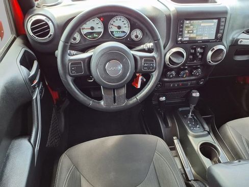 Used 2018 Jeep Wrangler Unlimited Sahara AWD/4WD image 4