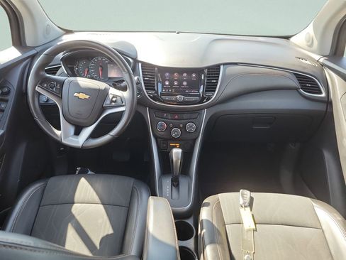 Used 2021 Chevrolet Trax LT w/ LT Convenience Package image 14