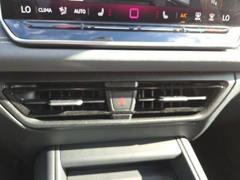 Used 2025 Volkswagen Tiguan SE AWD/4WD image 16