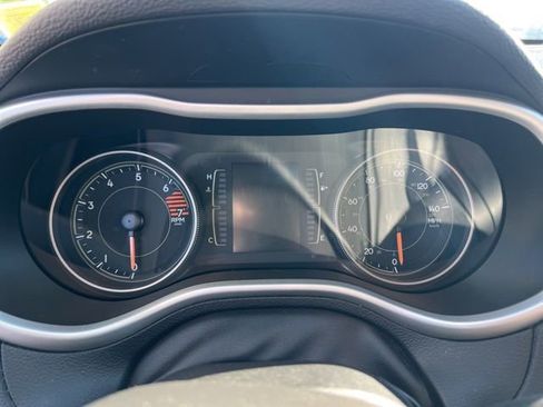 Used 2018 Jeep Cherokee Latitude Plus w/ Cold Weather Group AWD/4WD image 19