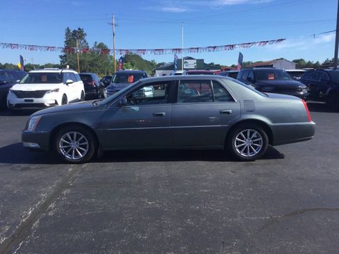 Used 2006 Cadillac DTS w/ Trunk Convenience Package FWD image 2