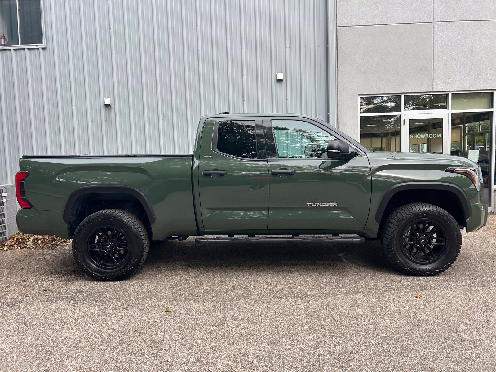 Used 2022 Toyota Tundra SR5 w/ SR5 Convenience Package AWD/4WD image 4