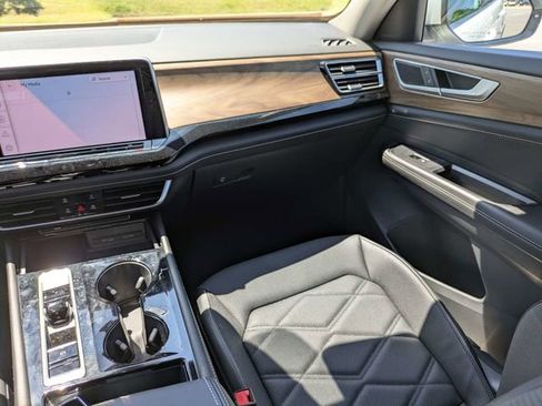 Certified 2024 Volkswagen Atlas SE w/ Black Wheel Package FWD image 18