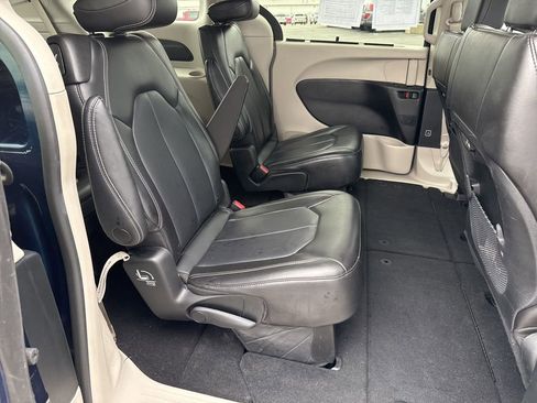 Used 2023 Chrysler Pacifica Touring-L FWD image 21