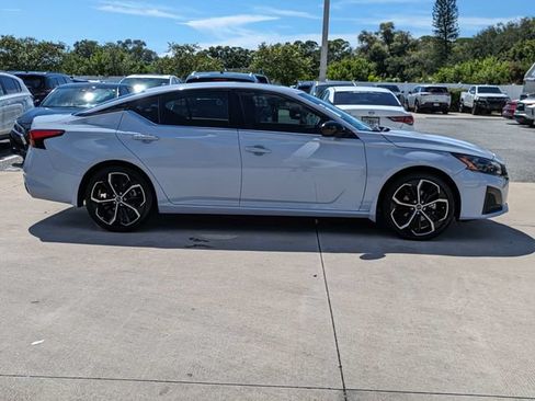 Used 2024 Nissan Altima 2.5 SR w/ SR Premium Package FWD image 3