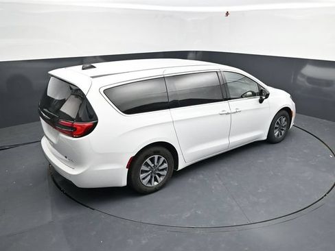 Used 2024 Chrysler Pacifica Limited FWD image 36