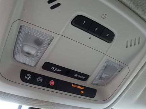 Used 2019 Chevrolet Traverse LT FWD image 24