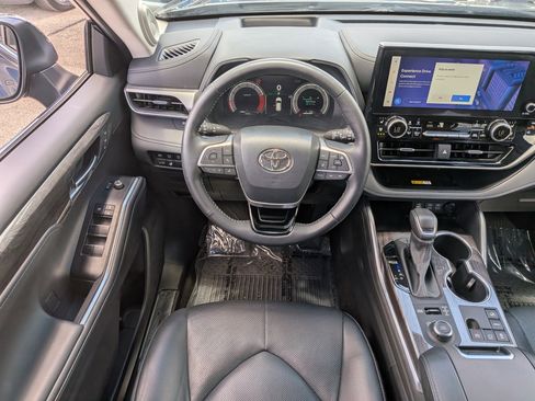 Used 2024 Toyota Highlander Platinum AWD/4WD image 19