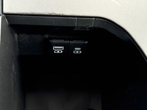 Used 2024 Toyota Camry SE image 25