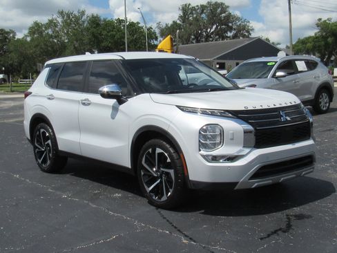 Used 2022 Mitsubishi Outlander SE image 1