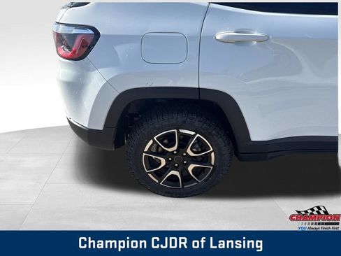 Used 2025 Jeep Compass Trailhawk AWD/4WD image 36