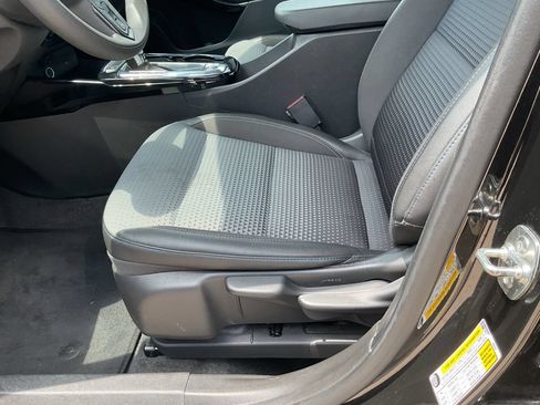 Used 2025 Chevrolet Trax LT FWD image 12