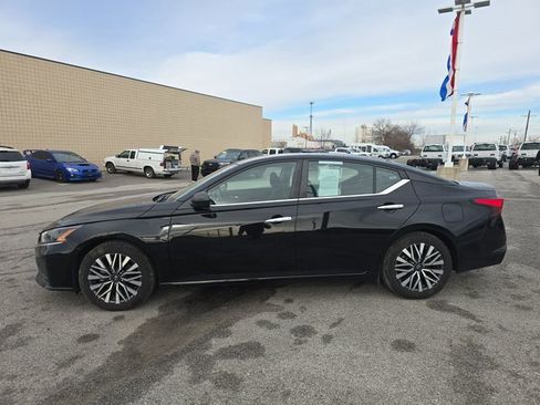 Used 2024 Nissan Altima 2.5 SV image 8