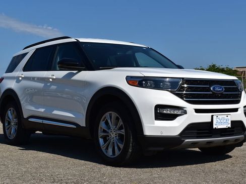 Certified 2024 Ford Explorer XLT w/ Equipment Group 202A AWD/4WD image 3