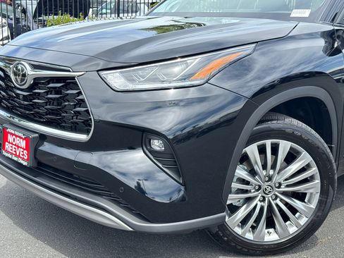New 2026 Toyota Highlander Platinum image 3