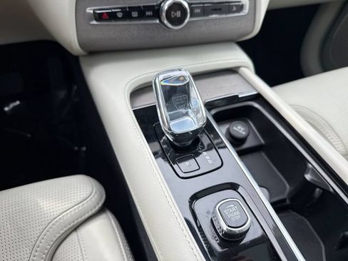Certified 2025 Volvo XC90 T8 Ultra w/ Protection Package Premier AWD/4WD image 25