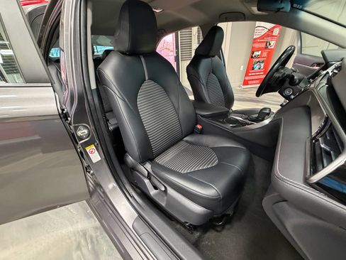 Used 2019 Toyota Camry SE image 4
