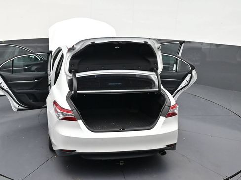 Used 2018 Toyota Camry XLE FWD image 32