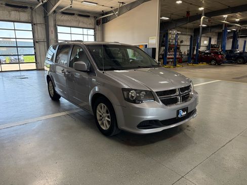 Used 2016 Dodge Grand Caravan SXT FWD image 4