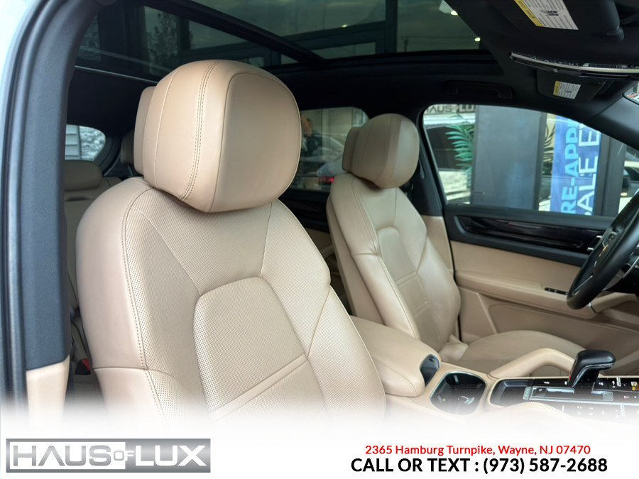 Used 2023 Porsche Cayenne w/ Assistance Package AWD/4WD image 30