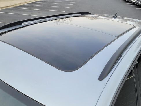 Certified 2024 Volkswagen Tiguan SE R-Line image 9