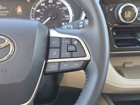 Used 2024 Toyota Highlander XLE image 39