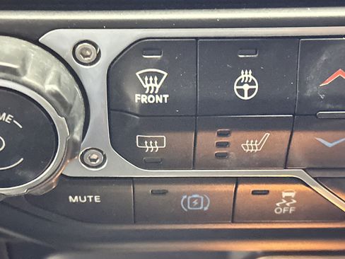 Used 2021 Jeep Wrangler Unlimited Sahara w/ Cold Weather Group AWD/4WD image 33
