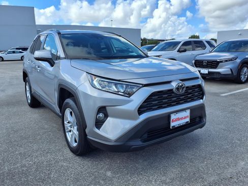 Used 2020 Toyota RAV4 XLE AWD/4WD image 2