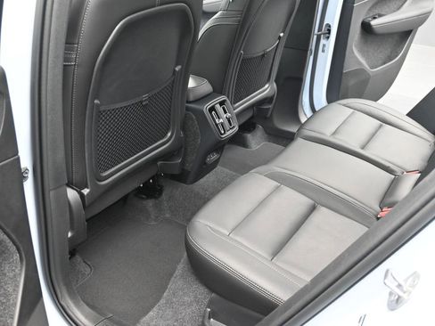 Used 2025 Volvo XC40 B5 Plus image 12